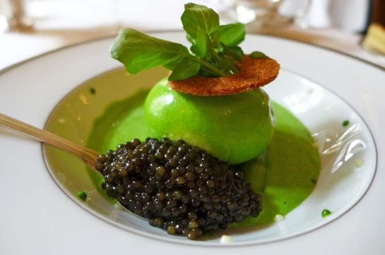 Svart kaviar förrätt som serverar kokta ägg gourmetmatrecept