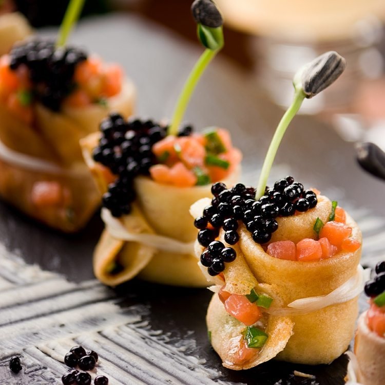 Servering kaviar förrätter recept mini pannkakor tomatsalsa