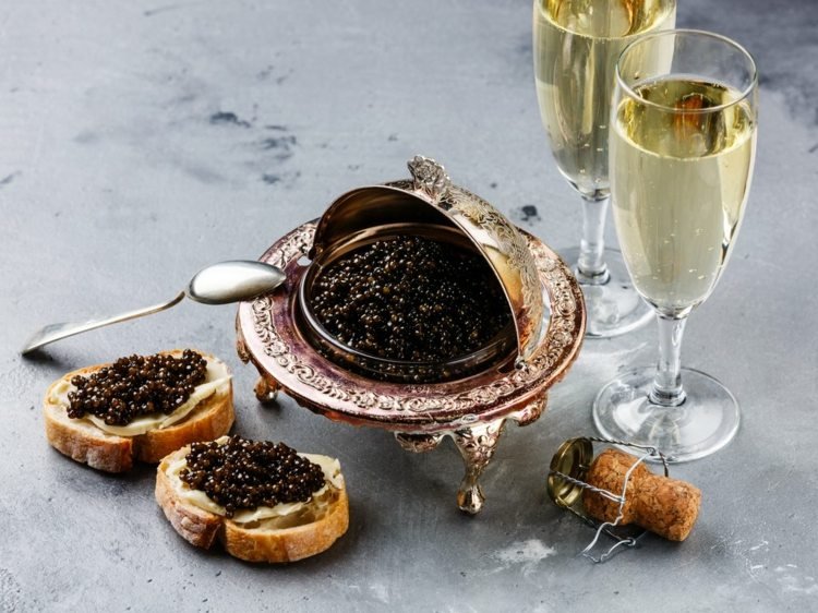 Svart kaviar servera drink champagne förrätt recept bröd toast
