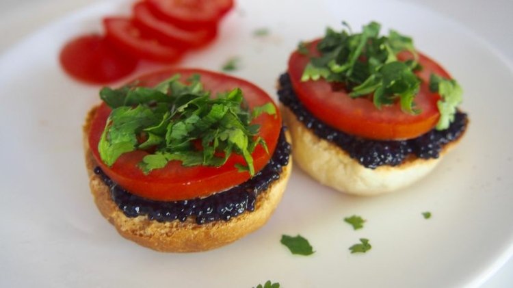 Köp svarta kaviar servera aptitretare recept tomater