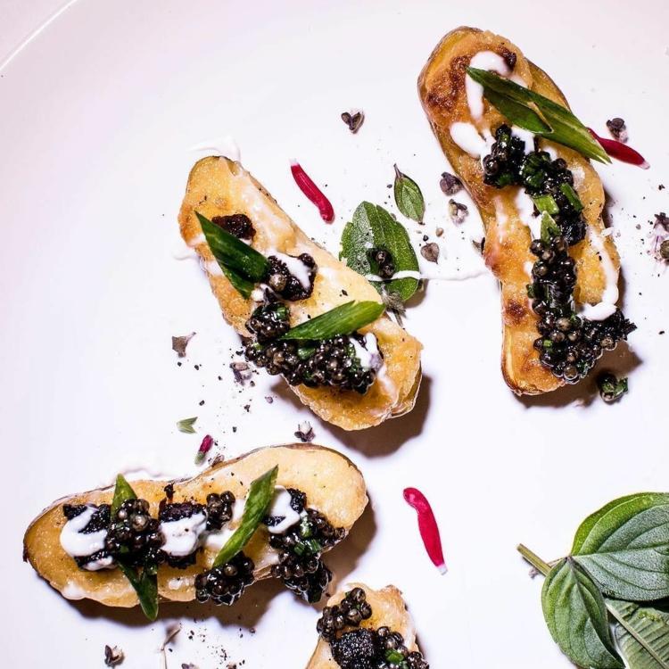Svart kaviar serveringstips maträtt förrätt recept gräddfil
