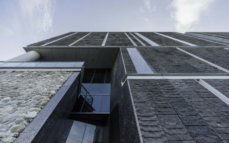 Basalt som en mörkgrå och svart sten för fasaddesign