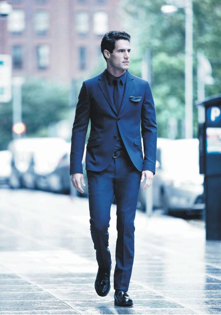 blå kostym svart skjorta mörk