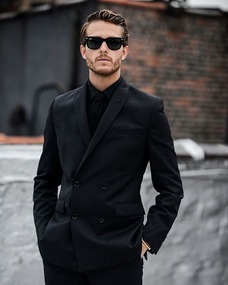 svart skjorta kombinerar snygga idéer eleganta moderna solglasögon kostym