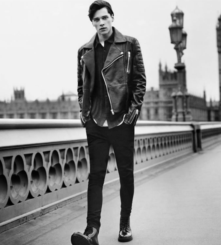 svart skjorta kombinerar snygga idéer bikerjacka läderjacka hipster street style läderskor skinny jeans bridge
