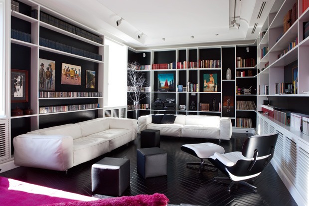 svart vardagsrum med vita möbler