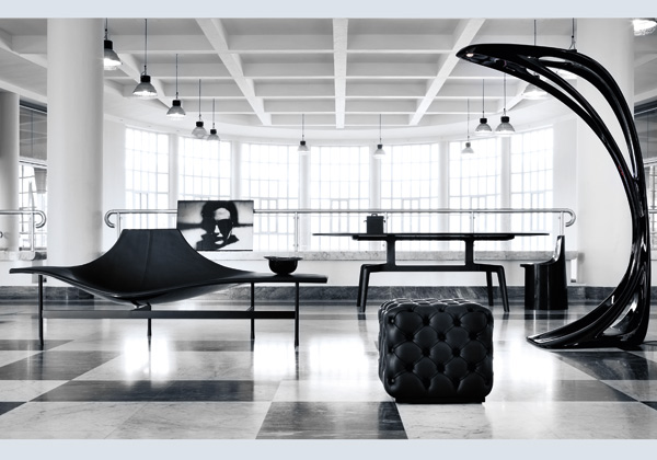 svart vardagsrum möbler design
