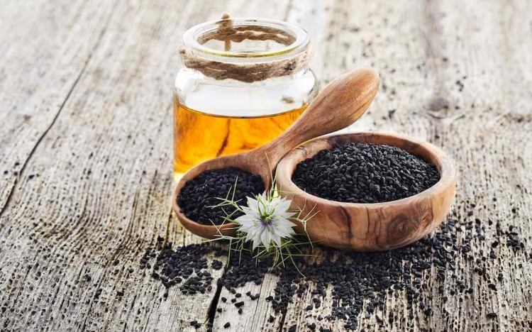 hälsofördelar med svarta frön naturprodukt från nigella sativa svart kumminolja