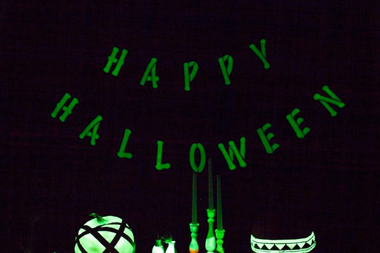 Idéer för svart ljusdekoration för Halloween Glow in the Dark Party