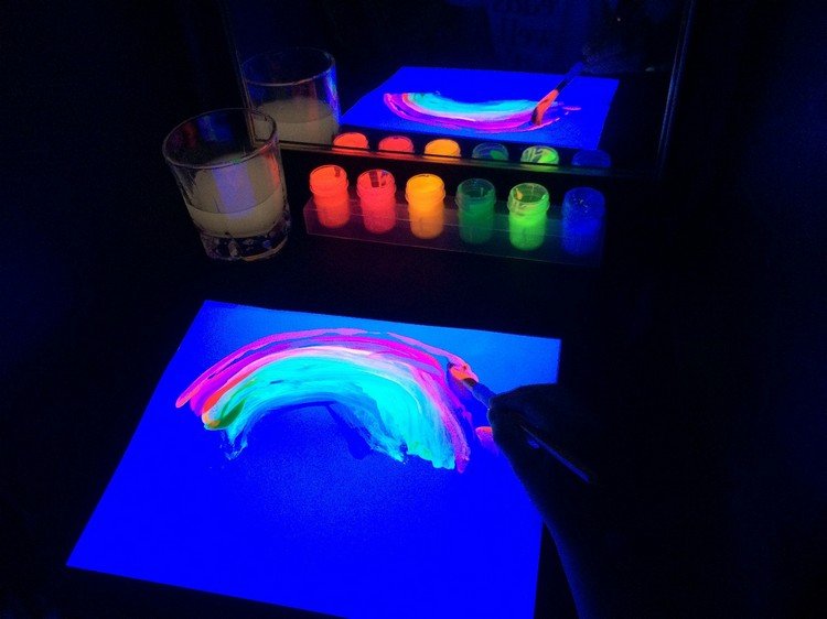 svart-ljus-färg-färg-pensel-neon-färger-regnbågsspegel