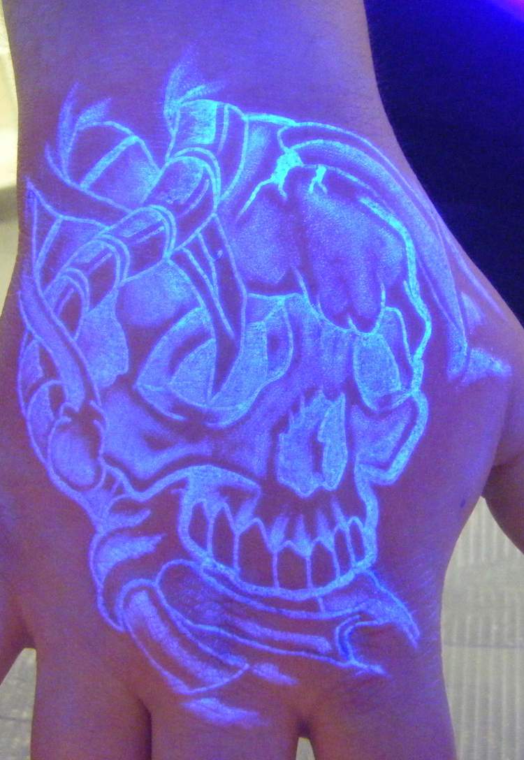 svart-ljus-tatuering-färg-skalle-hand-fluorescerande-osynlig
