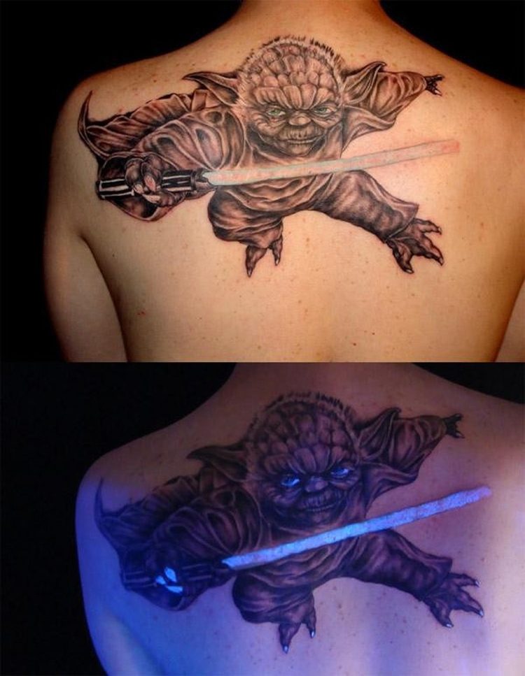 svart-ljus-tatuering-färg-tillbaka-yoda-star-wars