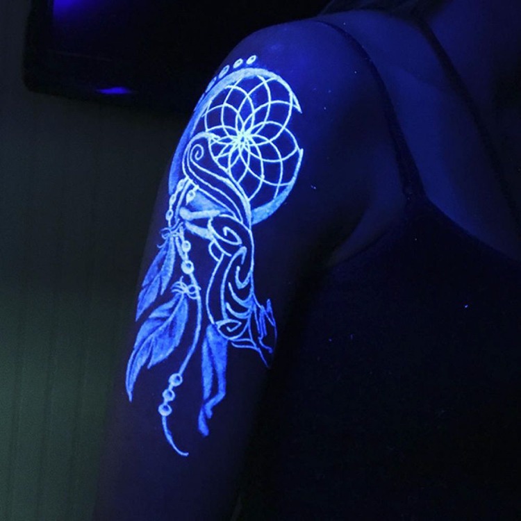 svart-ljus-tatuering-färg-drömfångare-överarm-mörker-lysande