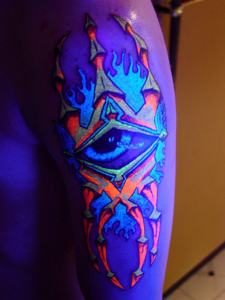 svart-ljus-tatuering-färg-ögon-lysande-arm-överarm