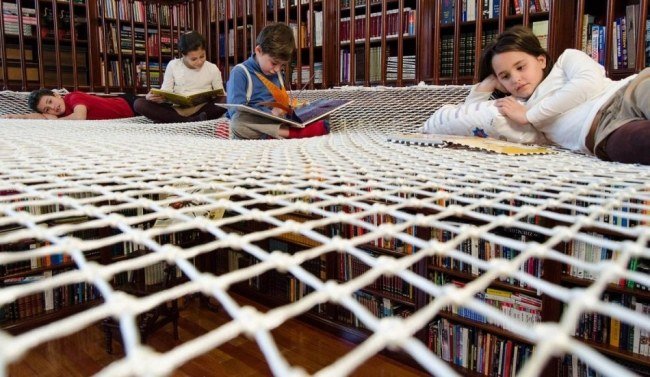 traditionellt husbibliotek barn läser hörn roligt lärande