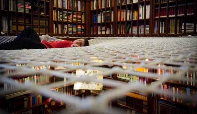läshörna barn kreativt flytande nät över golvet i husbiblioteket