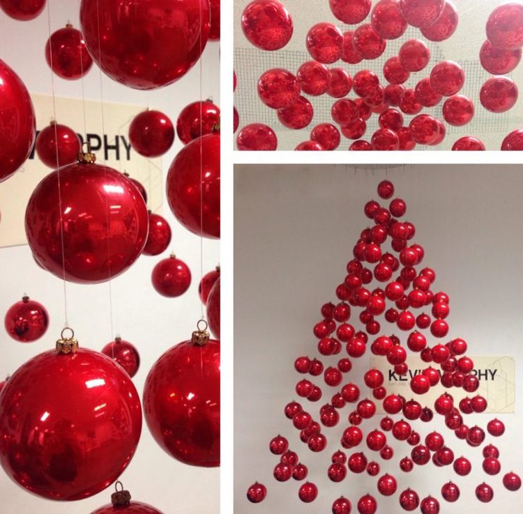 flytande julgran av minimalistiska röda bollar