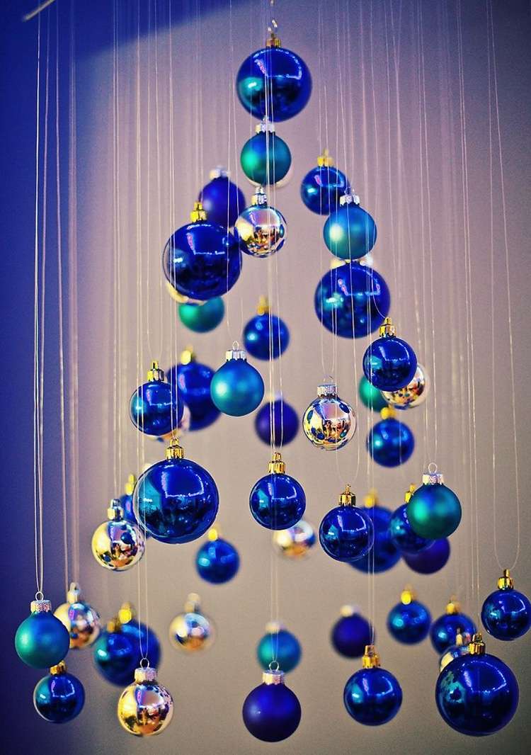 Tinker flytande julgran från blå bollar och fisketråd