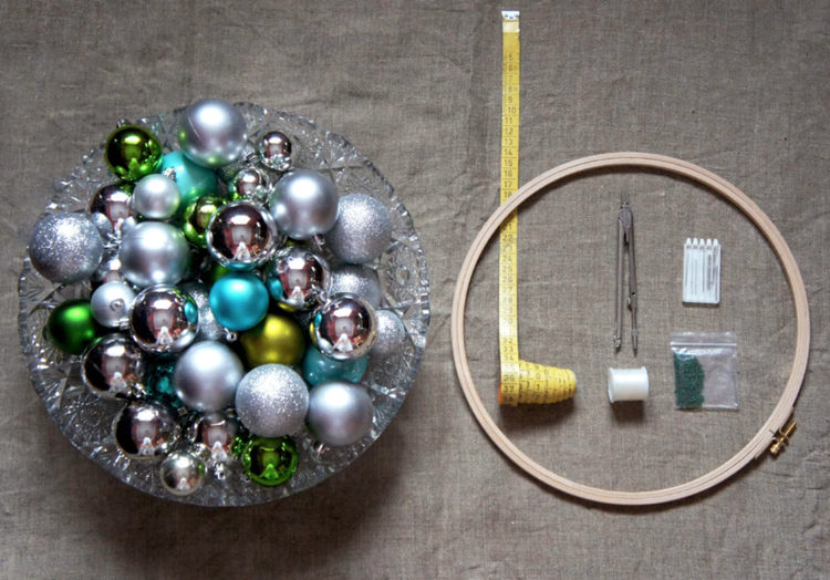 Hur man gör en julgran från bollar som hänger