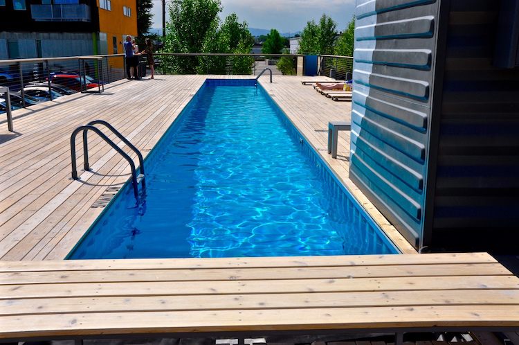 Pool i trädgården -havscontainer-pool-trägolv-terrass-modern