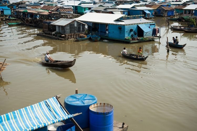 flytande stad med båtar och gamla hus vid en flod i den asiatiska regionen