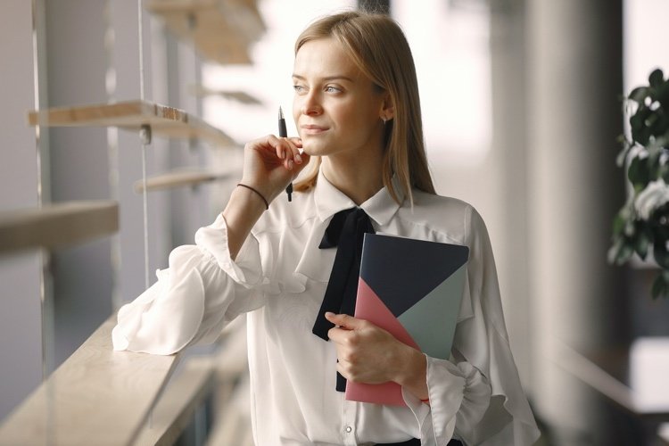 Meditera och koppla av på kontoret och titta genom fönstret