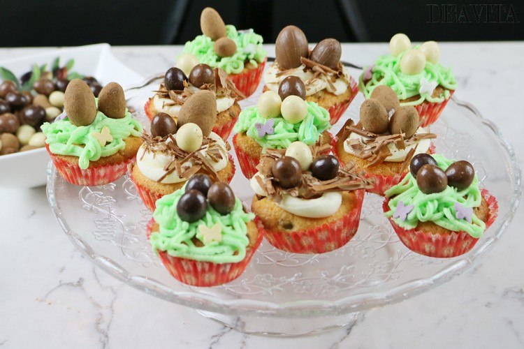 färdigbakade och dekorerade påskbo cupcakes som en vacker påskdekoration på påskbordet