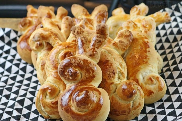 baka påskrecept med påskkaniner som rullar gjorda av mjöl och ägg