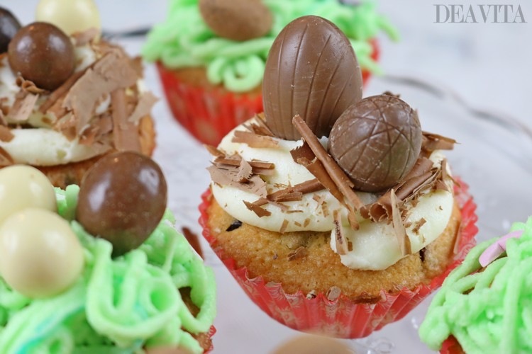 påskmuffins med chokladspån och påskägg av choklad på glasyr
