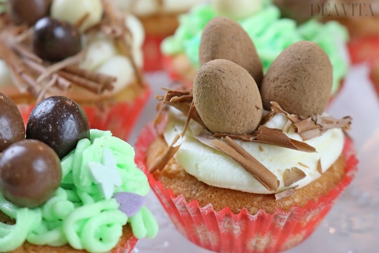 Använd kakao-belagda chokladägg och grön glasyr för påskbo cupcakes