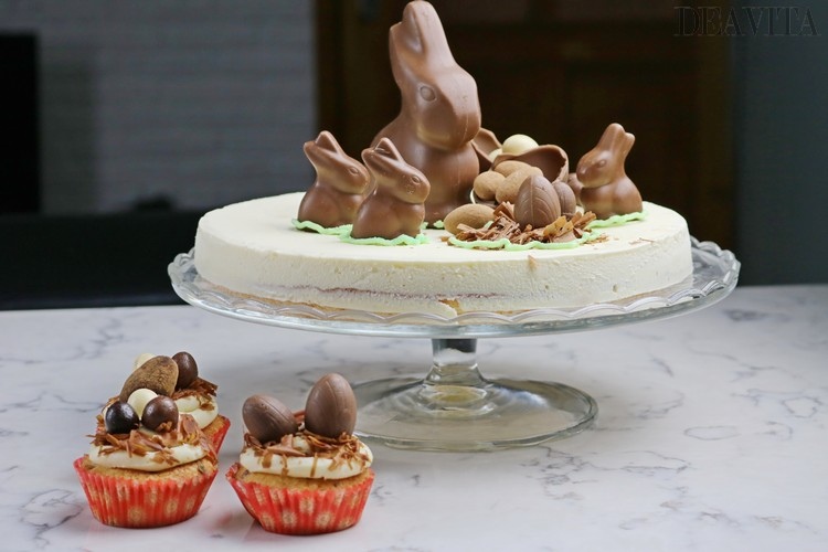 festlig kombination av påsktårta med chokladkaniner och muffins med chokladägg