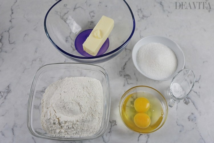 Ingredienser till påskkex med smör och sockeris från äggmjöl och bakpulver