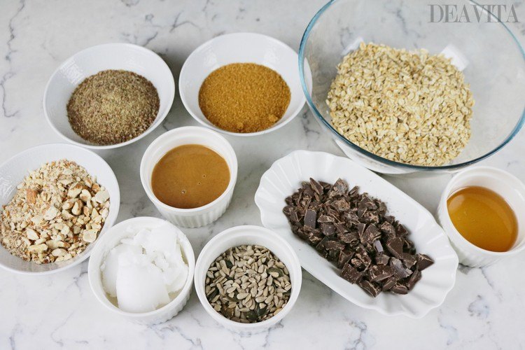 produkter och ingredienser för granola müsli brunt socker linfrö chokladflis honung mandel kokosolja