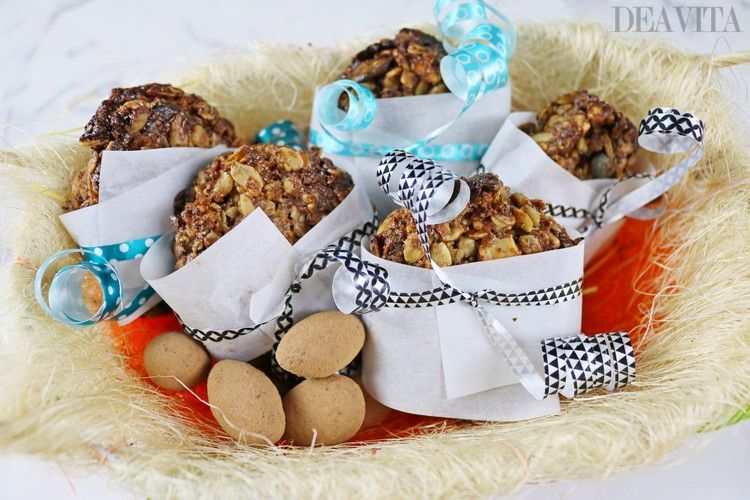 Ordna förpackade påskägg gjorda på granola müsli med ett band i påskkorgen med chokladägg