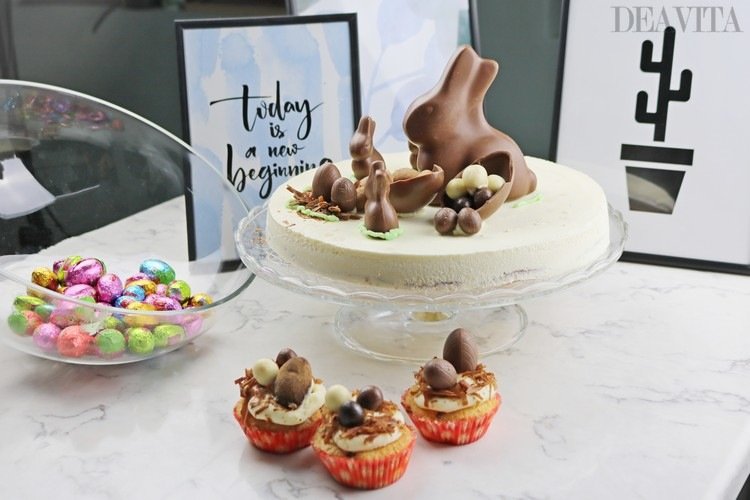 Förbered läckra desserter till påsk med vit påsktårta och muffins med glasyr