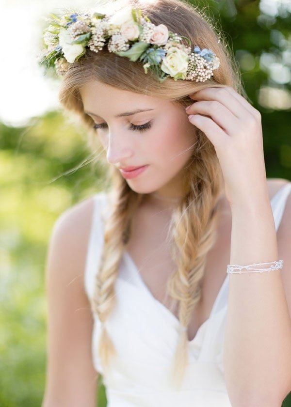 bröllop-styling-vår-blommig-krans-sida flätor