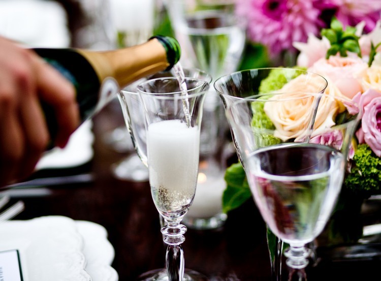 Champagnemottagning för bröllopsidéer-bröllopsdekoration-bord-blommor