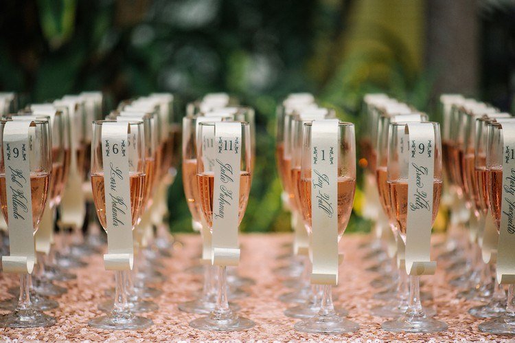 Champagnemottagning för bröllopet ros-champagne-champagneglas-namn-bord nummer-idé