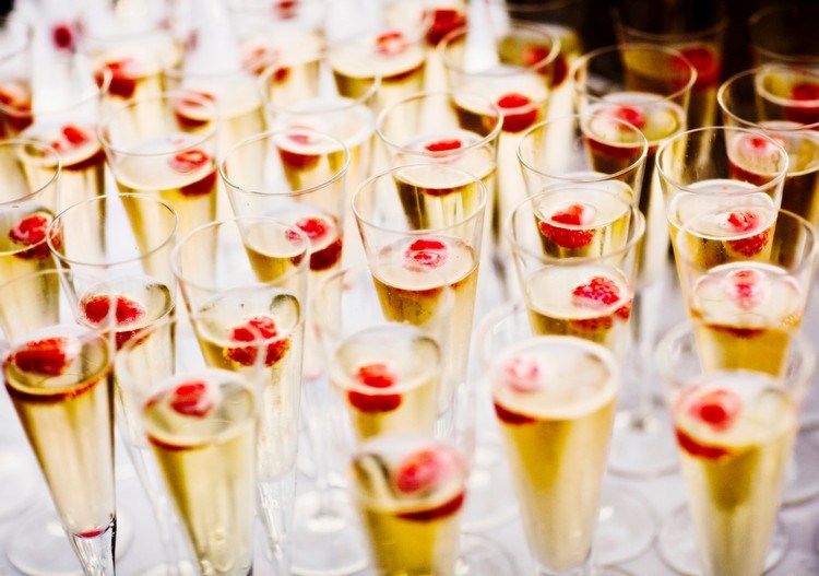Champagnemottagning för bröllopet champagne-hallon-välsmakande drycker