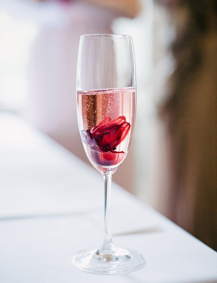 Mousserande vinmottagning-bröllop-ros-mousserande vin-hibicus blossom-original-idé-drycker