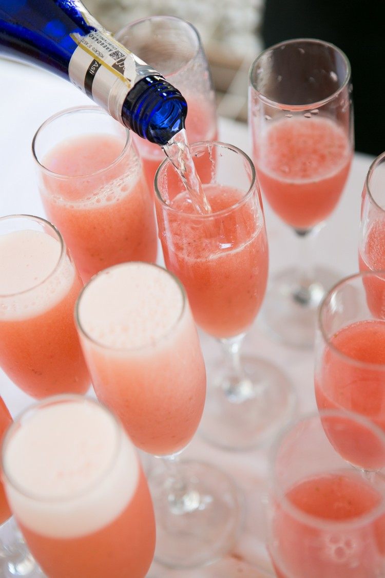 Champagnemottagning-bröllop-organisera-champagne-juice-cocktail-drinkar-gäster