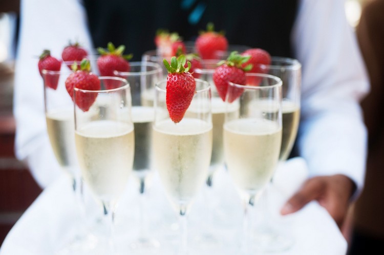 Champagnemottagning-bröllop-champagne-champagneglas-jordgubbar-dekoration-idé