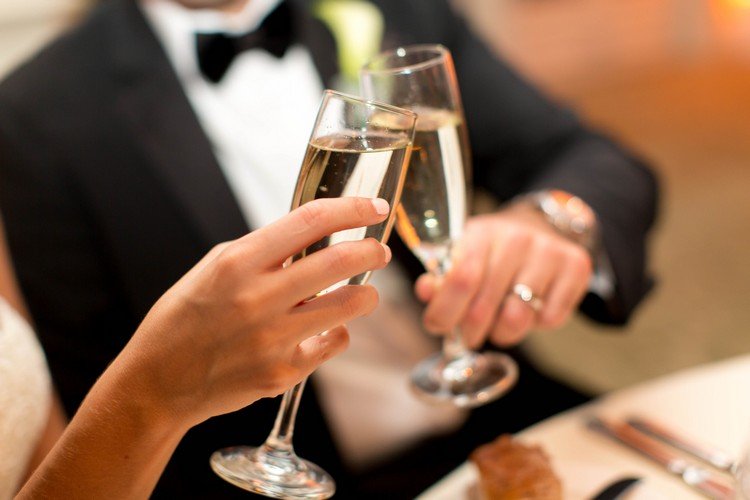 Champagnemottagning-bröllop-brud-brudgum-champagneglas-rostning-firande