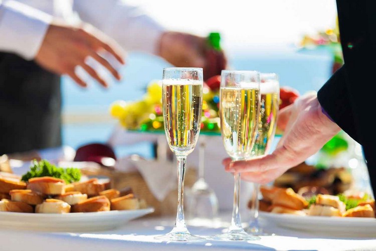 Champagnemottagning-bröllop-utomhus-fest-fingerfoog-bord-catering-service