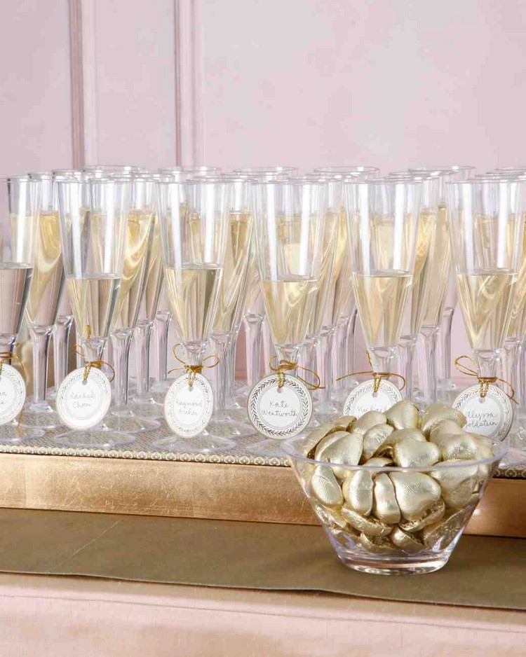 Champagnemottagning-bröllop-champagneglas-namn-hjärtformat-godis-guld