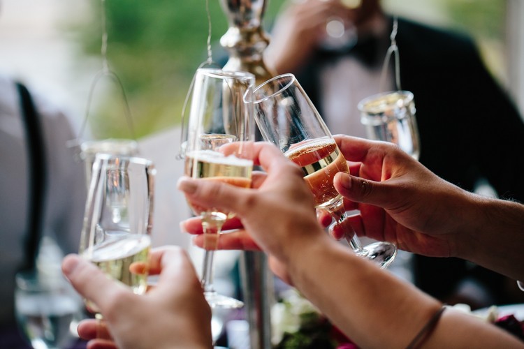 Champagnemottagning-bröllop-rostning-gäster-vänner-fira-champagne-champagneglas
