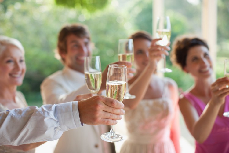 Mousserande vinmottagning för bröllopsadressen-håll-gäster-vänner-brudpar-mousserande vin