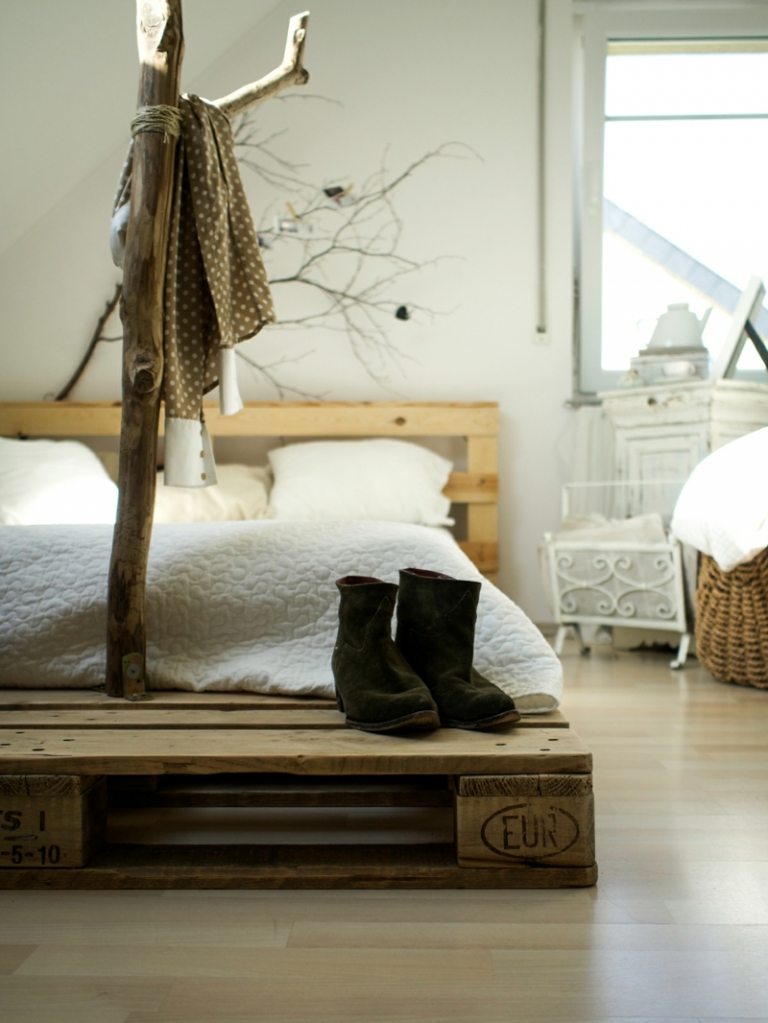 självgjorda klädhängare rustik pallgren säng sänggavel