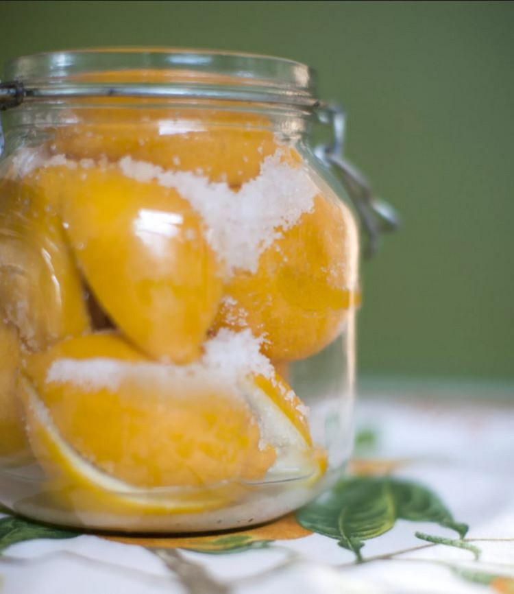 Hemmagjorda presenter från köket som matlagningsingrediens: salt citroner