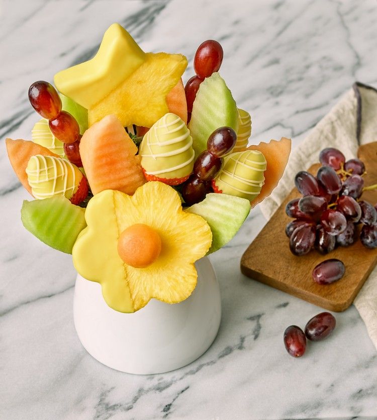 Ätbara gåvor för sommaren med färsk frukt